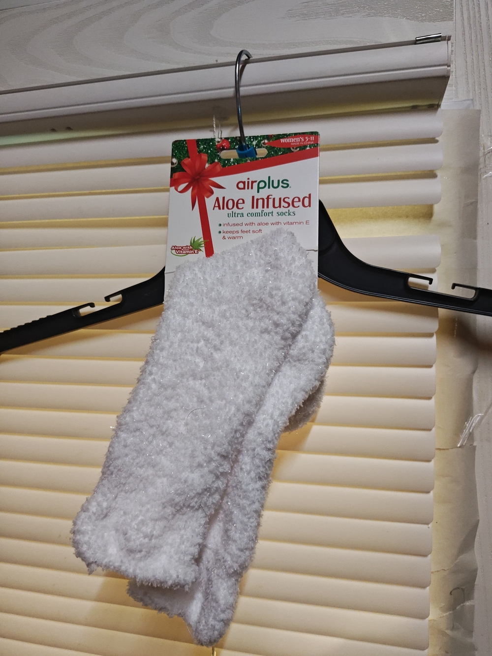 airplus Aloe Infused Women's White Cozy Socks